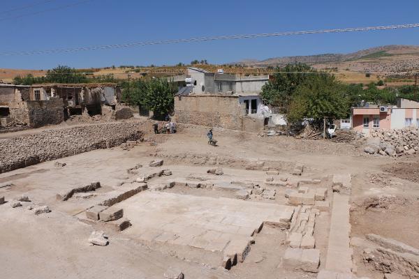 perre-antik-kentindeki-kazilarda-sutun-ve-yazitlar-bulundu-2VhB6xgf.jpg