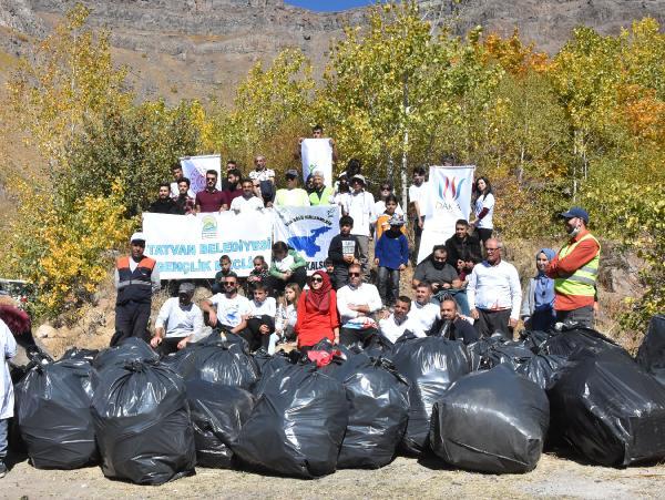 70-volunteers-collected-3-tons-of-garbage-around-nemrut-crater-lake-and-enjoyed-the-autumn-scenery-gZwLQtlB.jpg