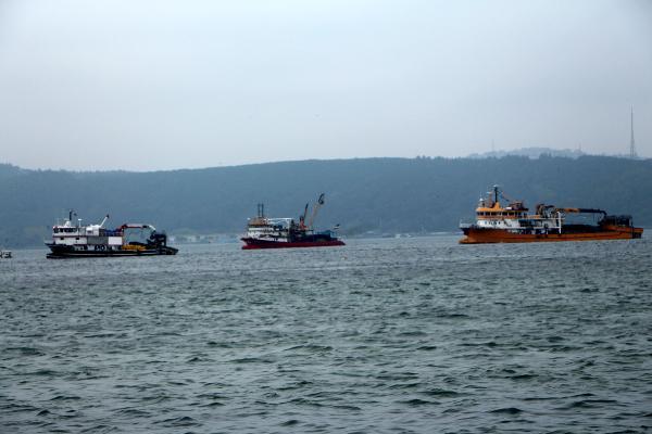 istanbul-bogazinda-kiyiya-yakin-avlanilan-tekneler-olta-balikcilarini-isyan-ettirdi-hYNOVVlg.jpg