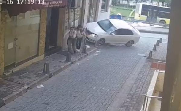 tourists-walking-on-the-pavement-in-beyoglu-narrowly-escaped-the-accident-RNWxwu8K.jpg